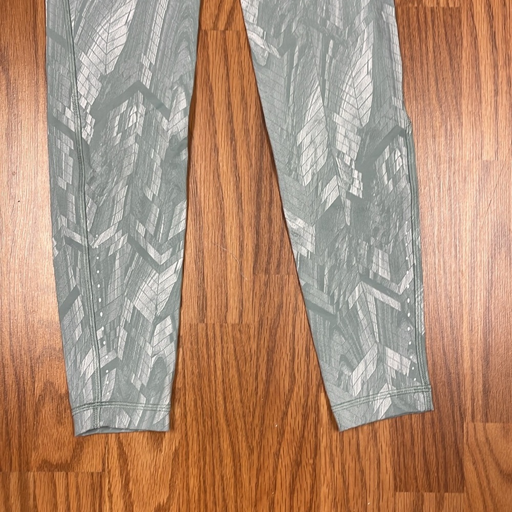 lululemon athletica sage green patterned leggings size 6 - Picture 7 of 8